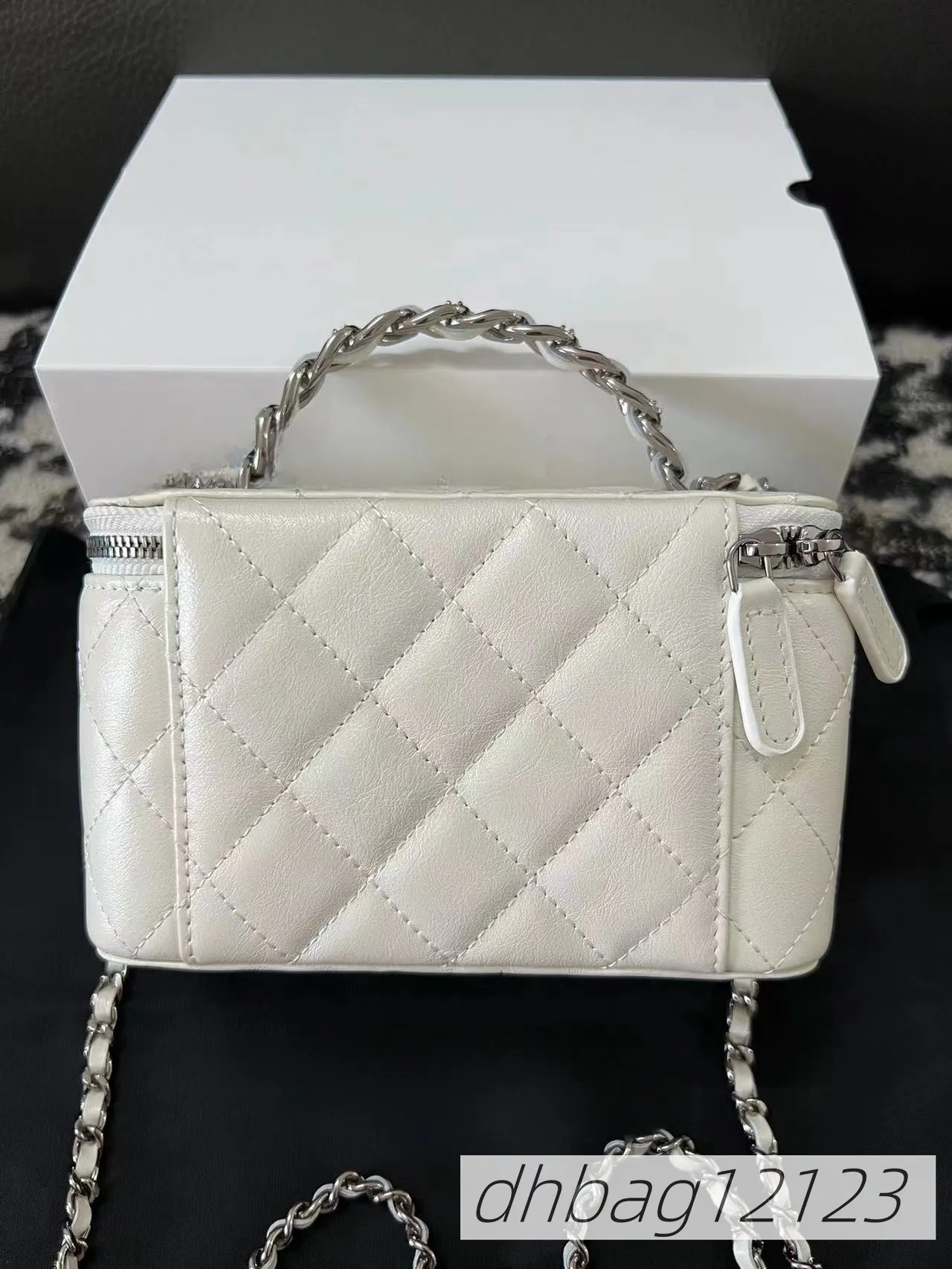 Borsa a tracolla da donna in pelle con motivo a quadri, chiusura in metallo e catena traforata, 10A 23K, per trucco_voghion.com