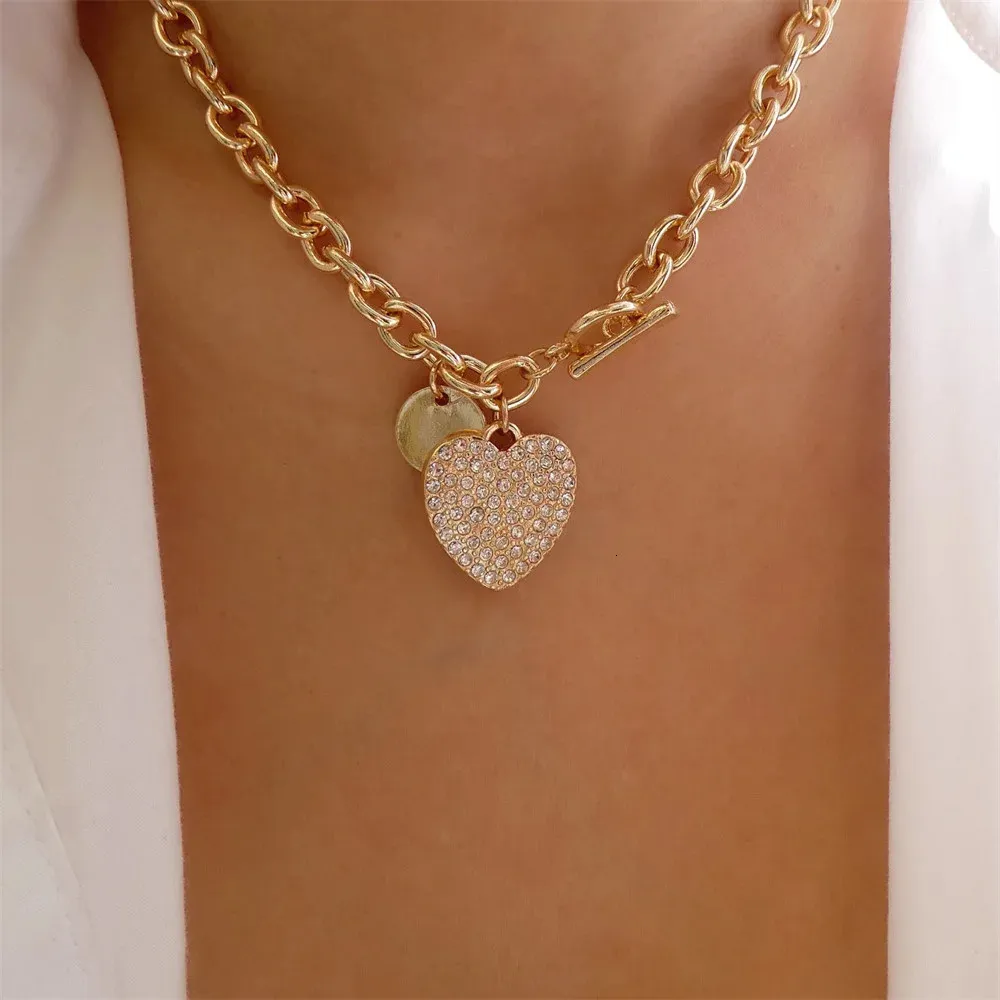 Collier multicouche avec pendentif pièce jésus marie doré_voghion.com