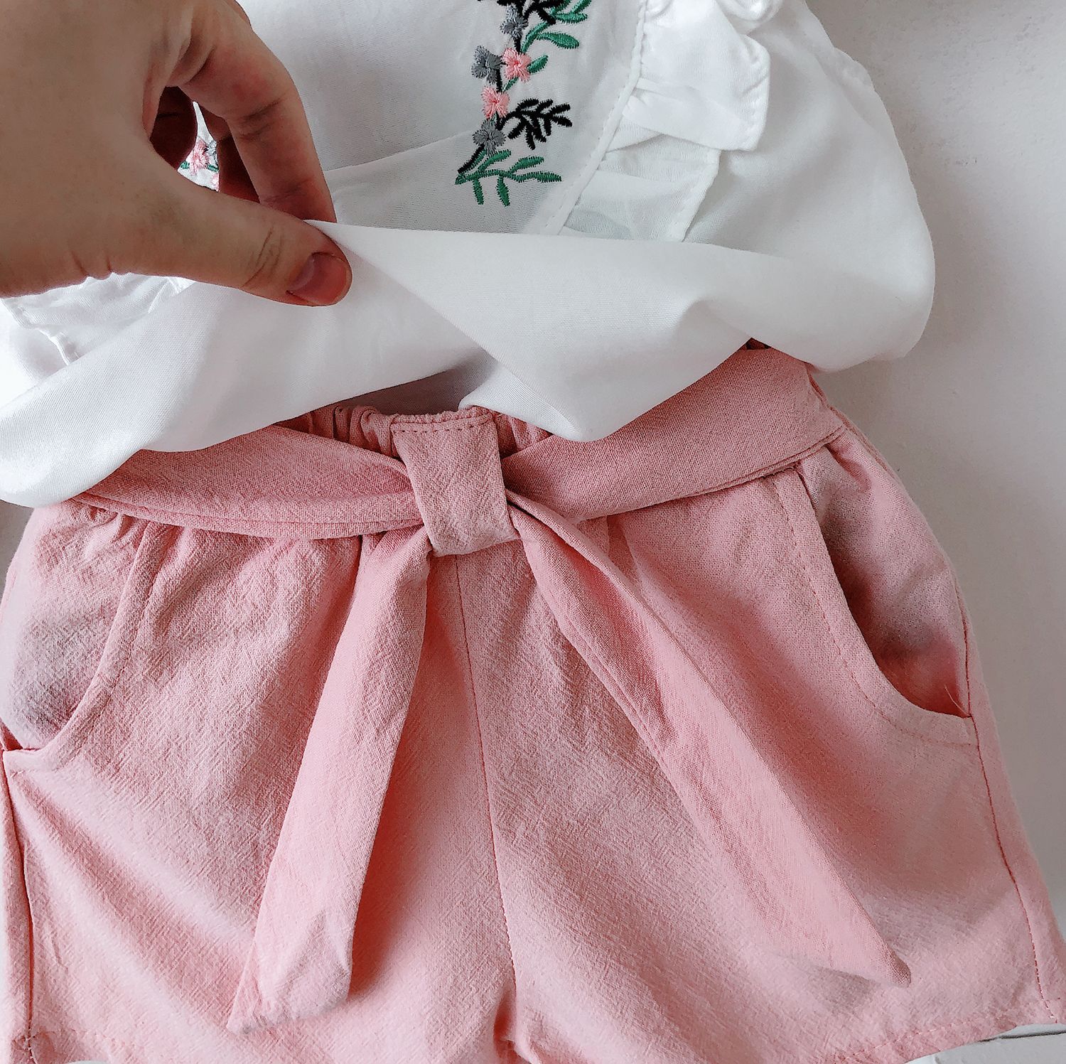Camicia a fiori ricamati per ragazze nuove per mamma e bambini + set di pantaloncini Camicia per bambola con bordo in legno per bambini Set di due pezzi_voghion.com