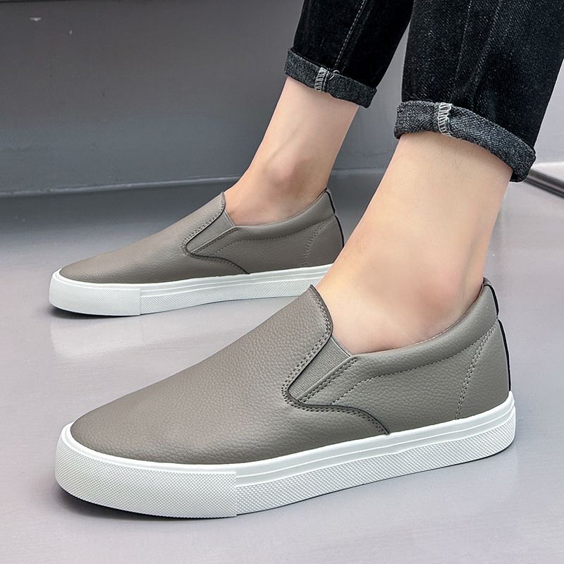Indossa scarpe elastiche e comode con un piede, scarpe casual da tavola con fondo piatto grigio-marrone, uomo in studio_voghion.com
