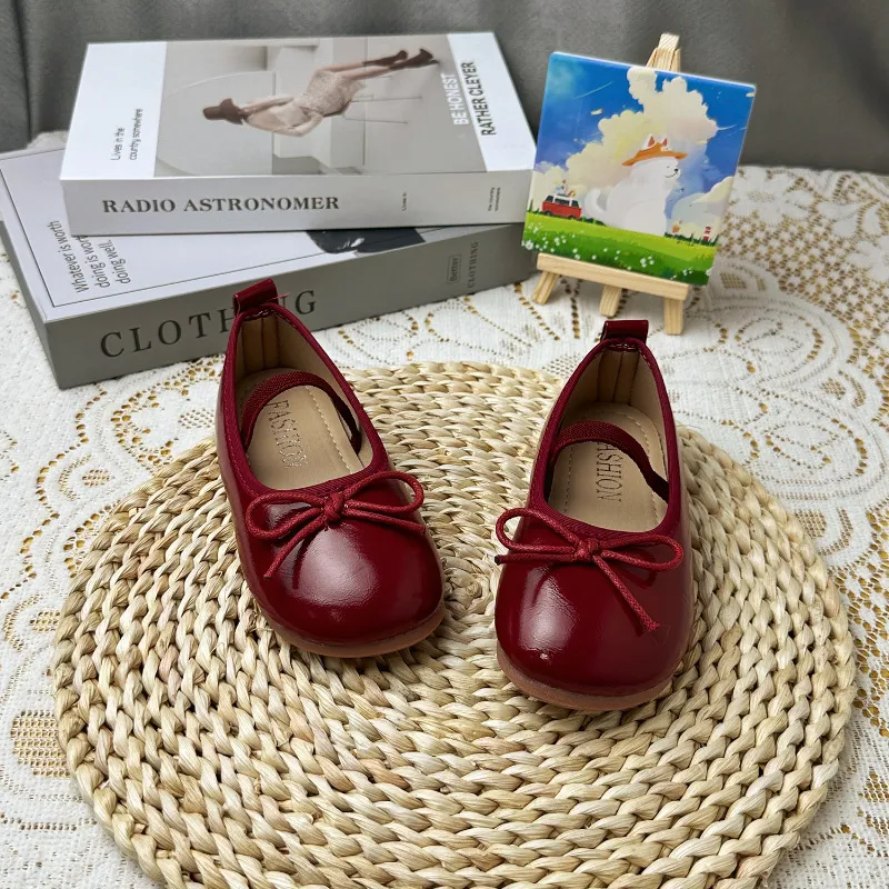 Kerek orrú, lakkbőr balerinacipők kislányoknak, klasszikus, masnis, rugalmas, hercegnős, aranyos lábfej, kisgyermek, puha_voghion.com