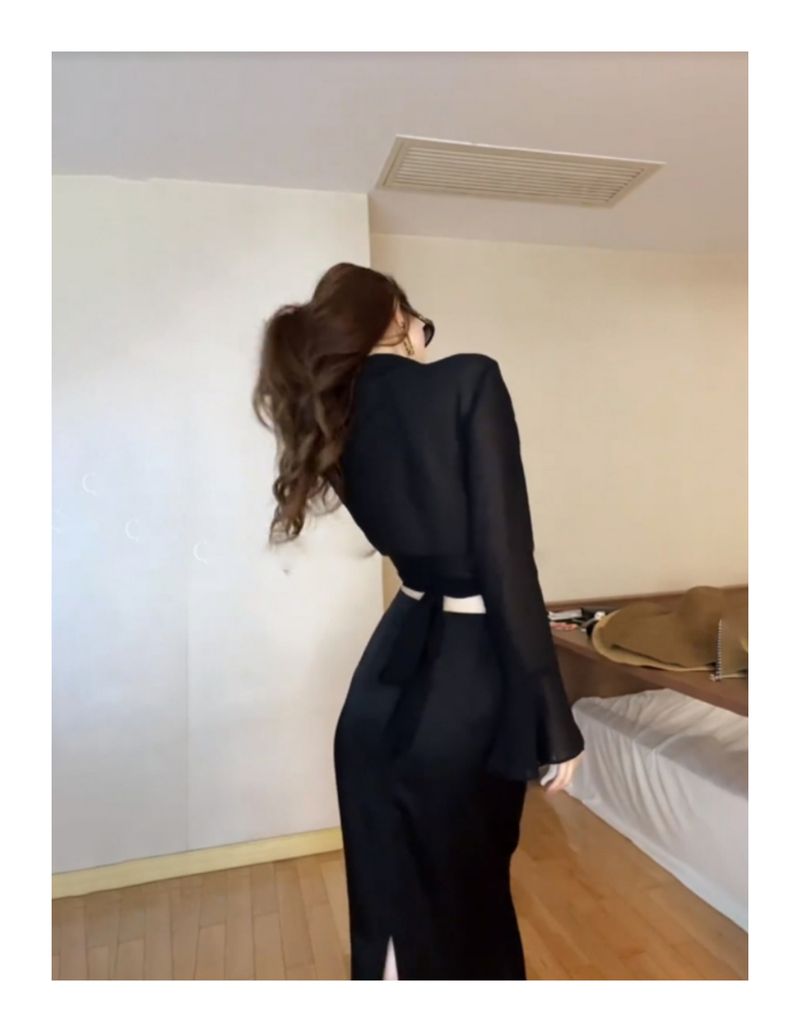 Un set sofisticato ed elegante, con una versatile maglietta nera e una gonna sexy da ragazza hot per le donne in estate_voghion.com