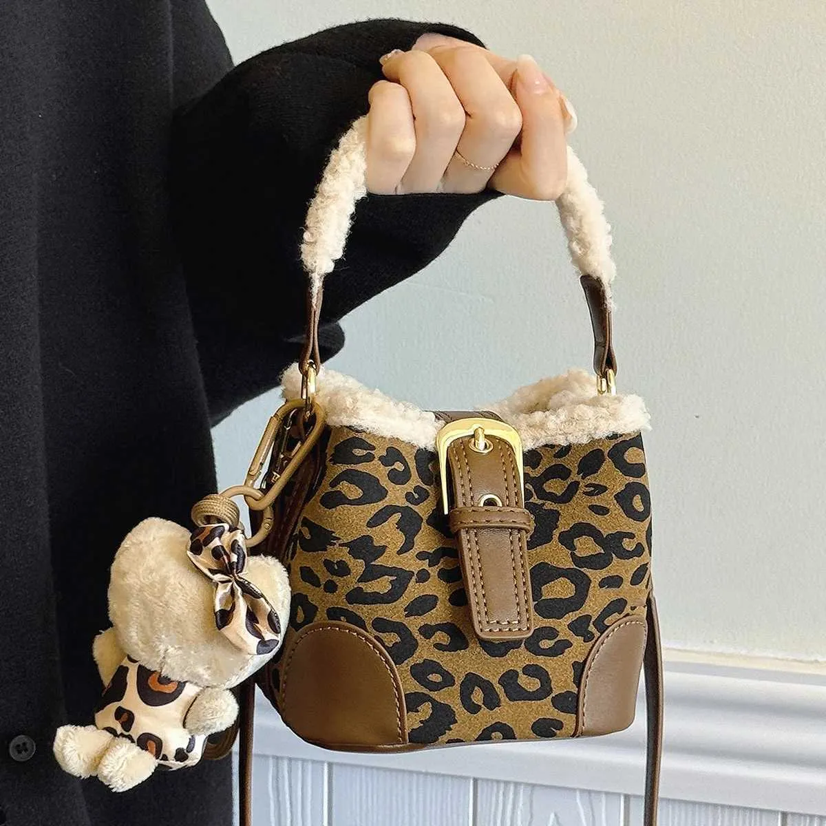 Vintage Women Leopard Suede Patch Lamb Fleece Mini Handle Bucket Bag Female Casual Outfit Versatile Plush Crossbody_voghion.com