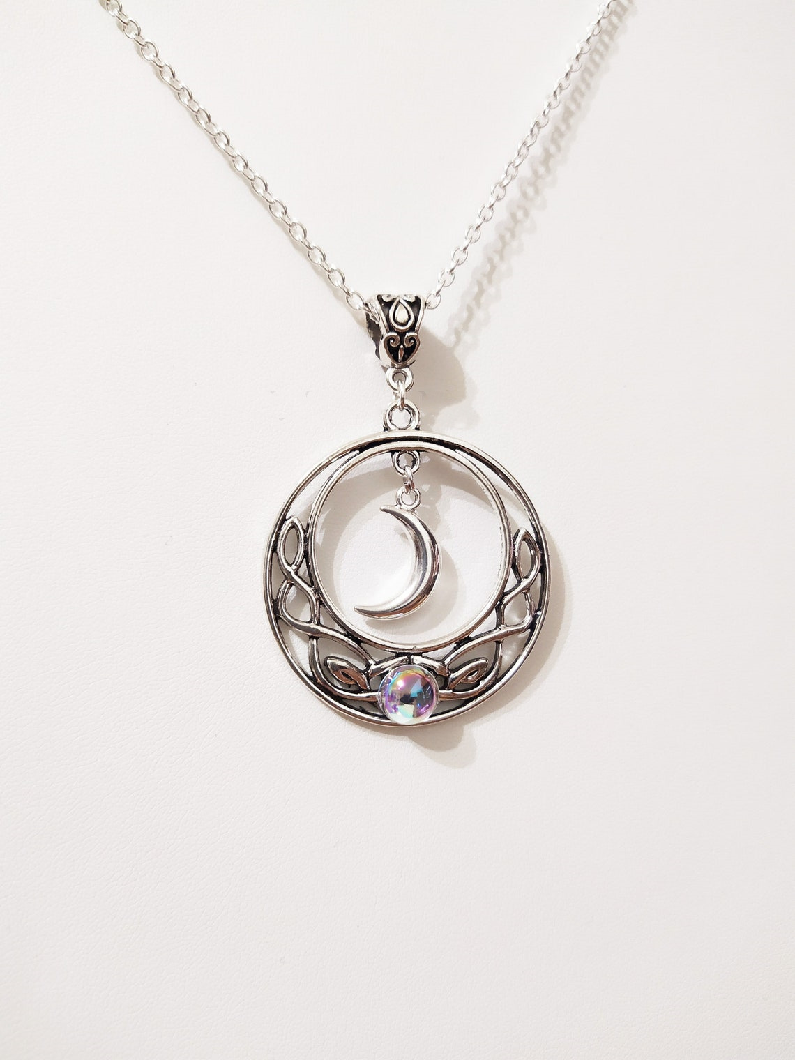 Gioielli e accessori: collana con mezzaluna, gioielli con luna, ciondolo con nodo celtico_voghion.com