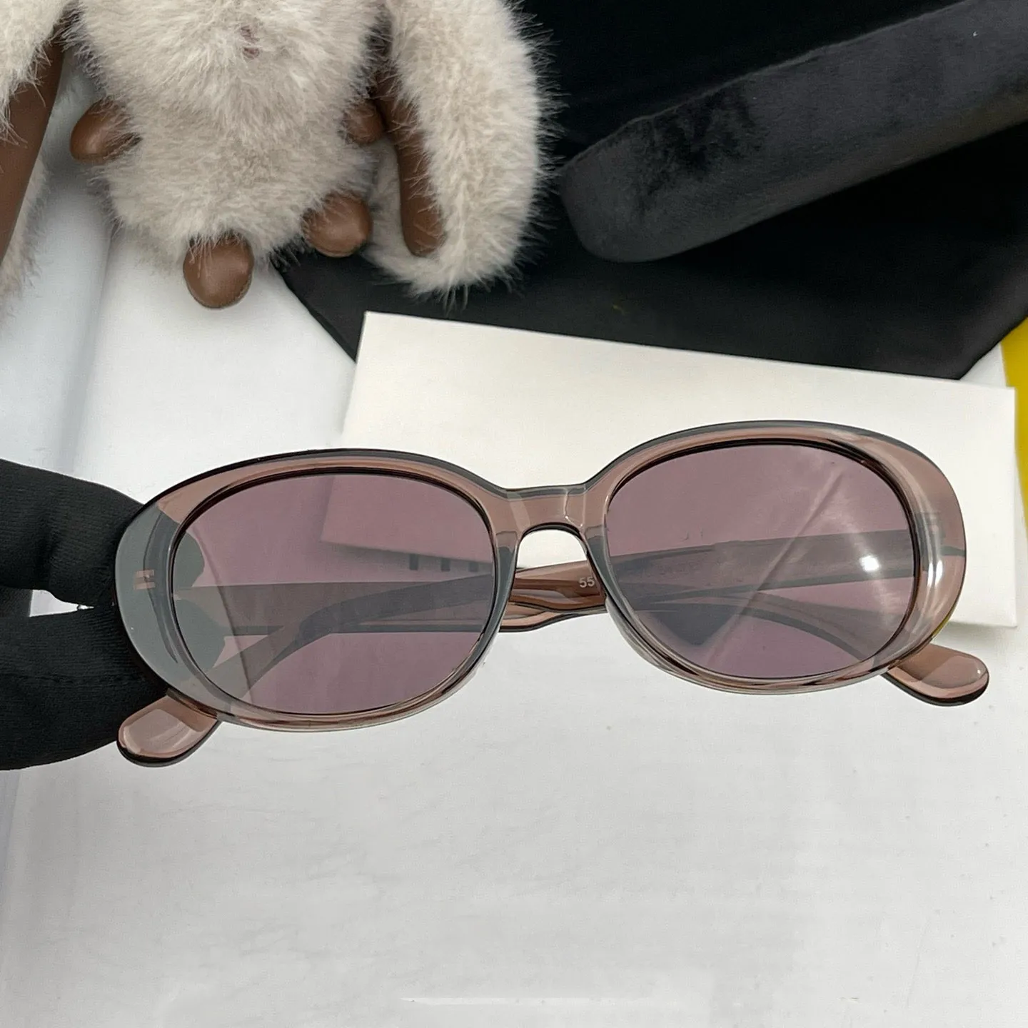 Óculos de sol retangulares luxuosos e elegantes com armações de acetato e proteção UV completa_voghion.com