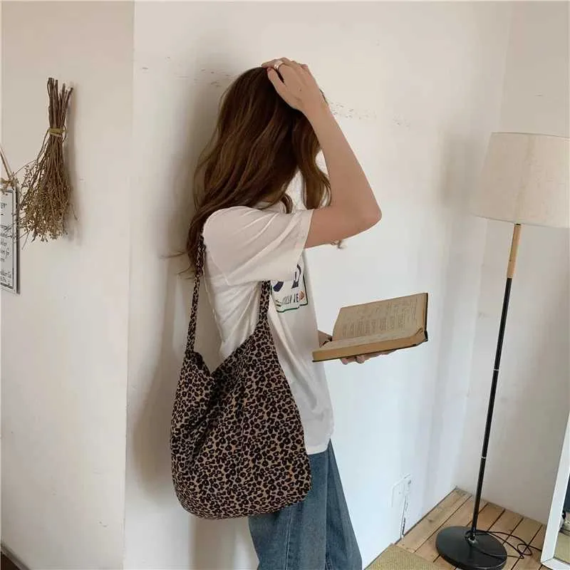 Japanische und koreanische Ins moderne kleine Messenger-Tasche aus Canvas mit Leopardenmuster für weibliche Studentinnen Y241026_voghion.com