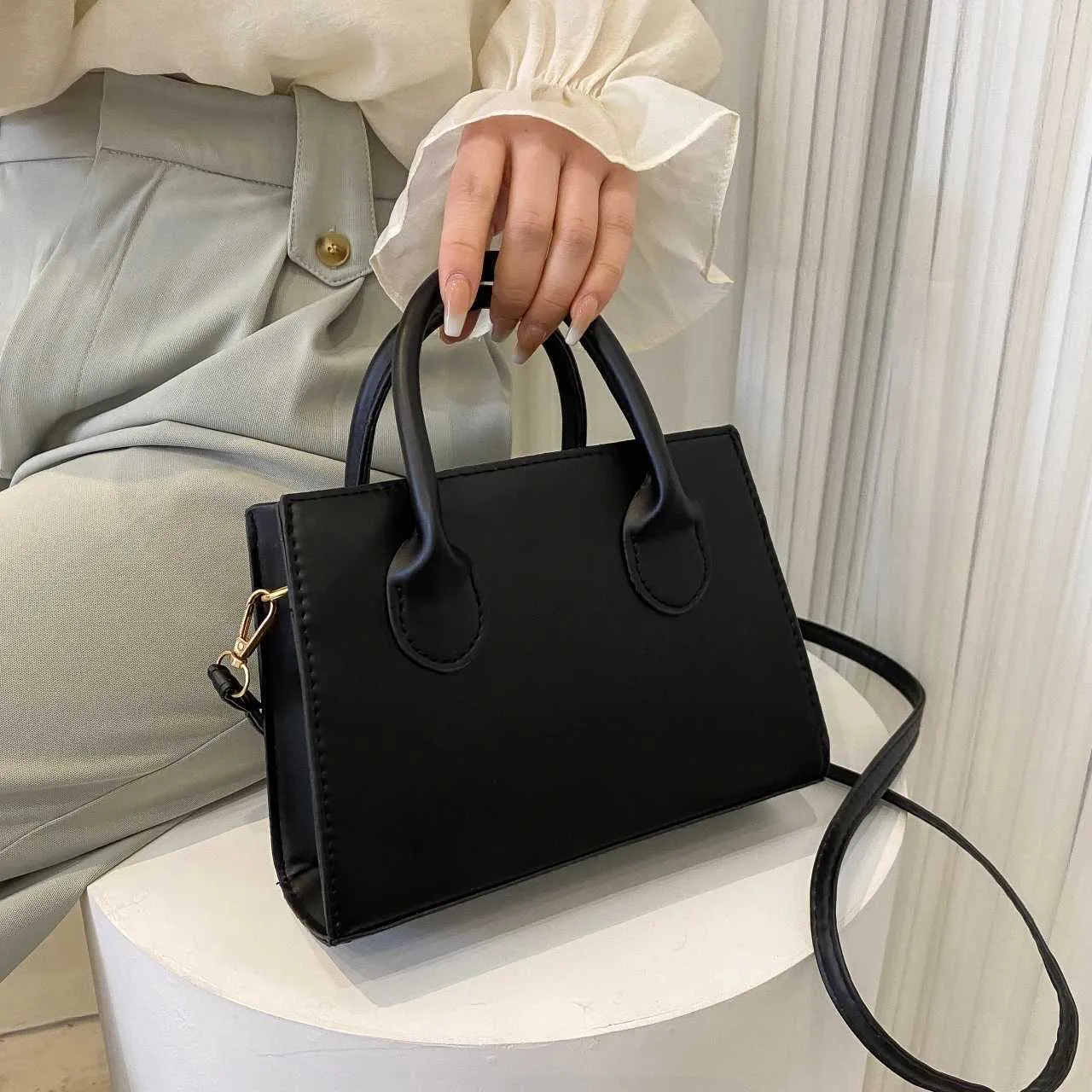 Sac de créateur Minimum petit sac carré noir entièrement assorti avec portefeuille à poignée supérieure, sac à bandoulière de travail classique. Y241118_voghion.com