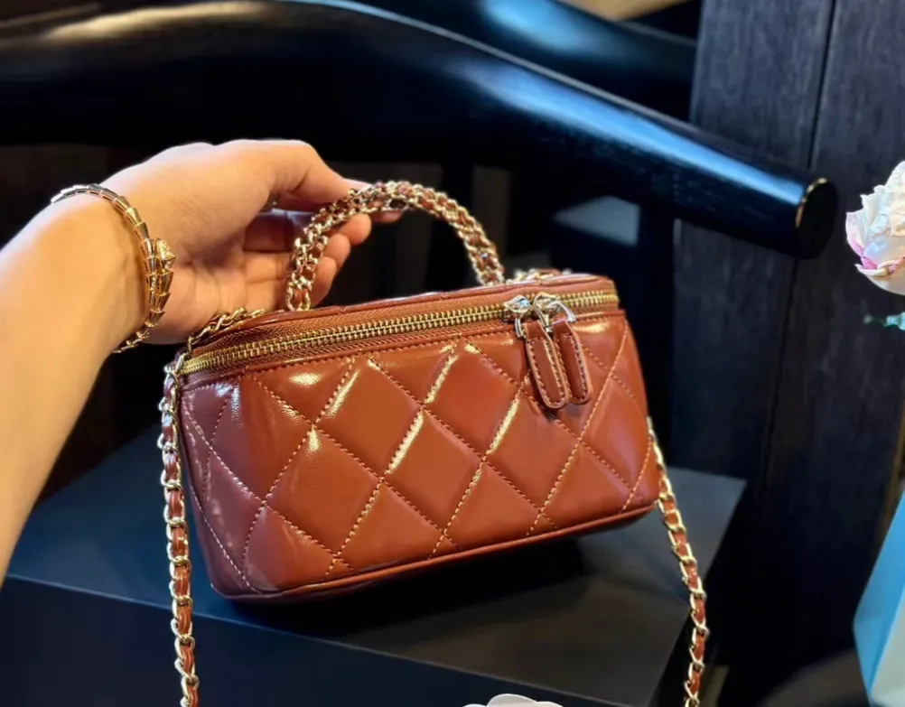 Cross Handle Classic Vanity Box Designer Women's Shoulder Oil Wax Leather Dia Grid Gold Hardware Metal Buckle Matelasse_voghion.com