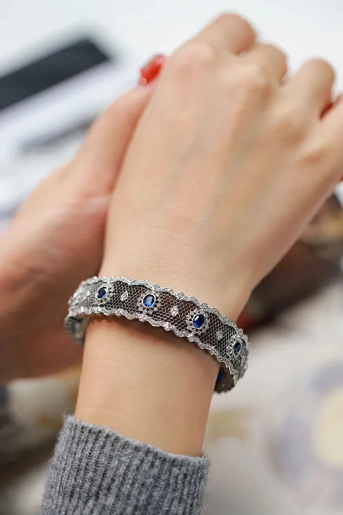 Jonc ouvert en argent sterling avec zircone bleue brossée_voghion.com