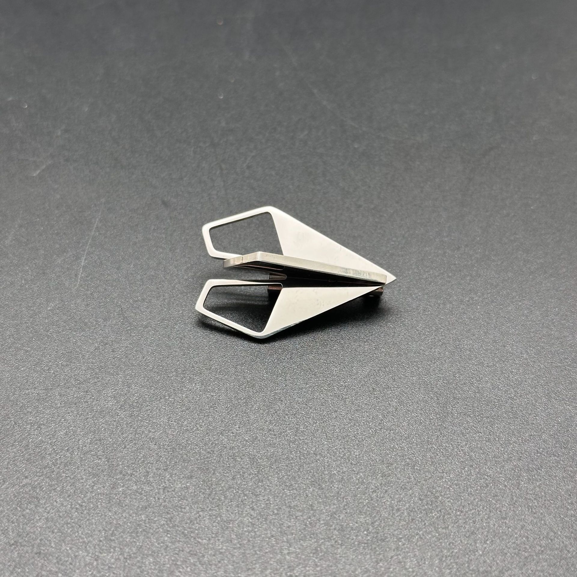 Design con spilla per aeroplano di carta in acciaio inossidabile, fermaglio per camicia alla moda, lusso leggero e semplice da uomo e da donna_voghion.com