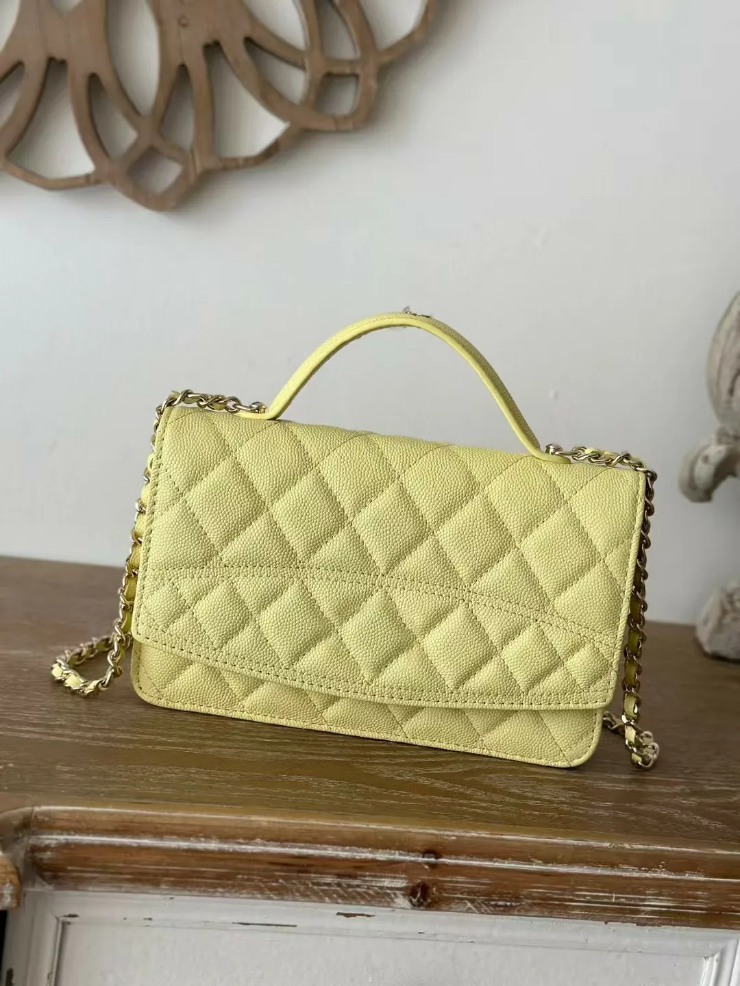 Elegante borsa a mano con manico superiore: borsa a mano in pelle con finiture dorate e tracolla a catena - raffinata borsa da sera_voghion.com