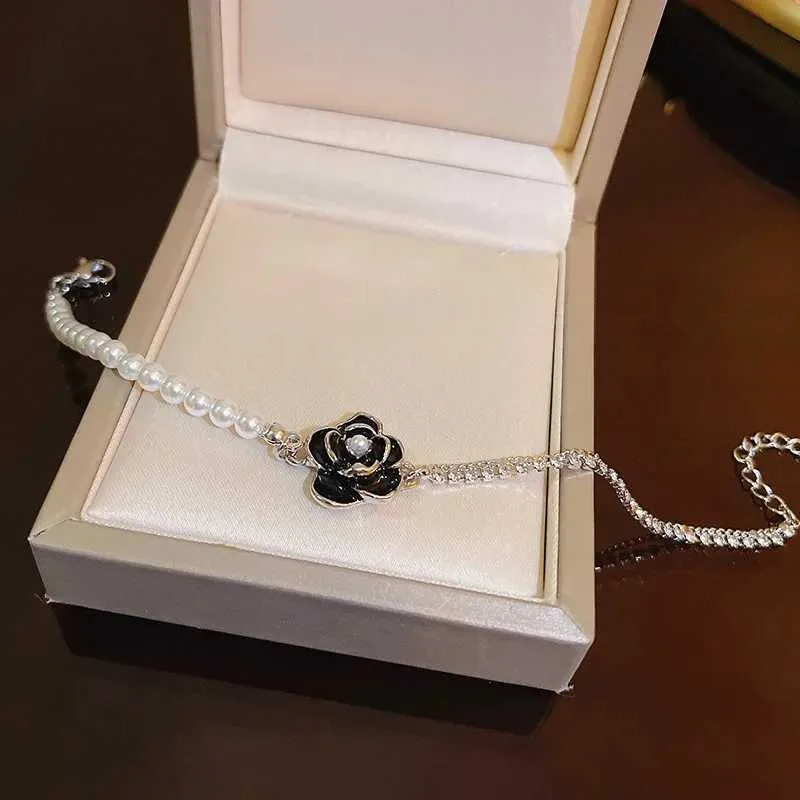 Pulsera de moda con perla camelia y circonita para mujer_voghion.com