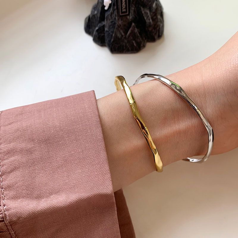 Bracciale Sterg Sier con texture concava irregolare per donna, con elegante rimbalzo di luce fredda e stile piatto_voghion.com
