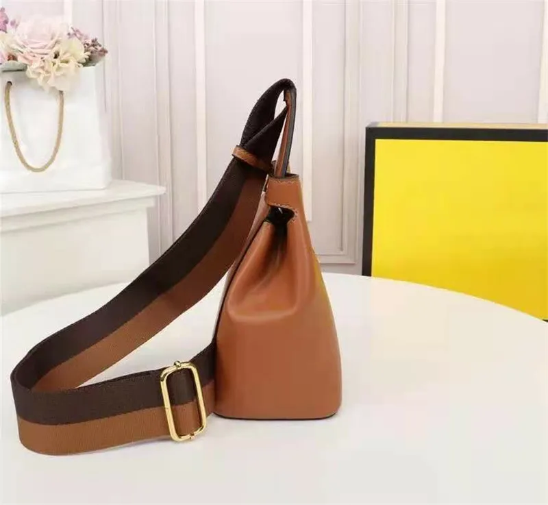 Tracolla per chitarra, designer: unisex, in pelle marrone con fibbia dorata, versatile strumento musicale e marsupio alla moda._voghion.com