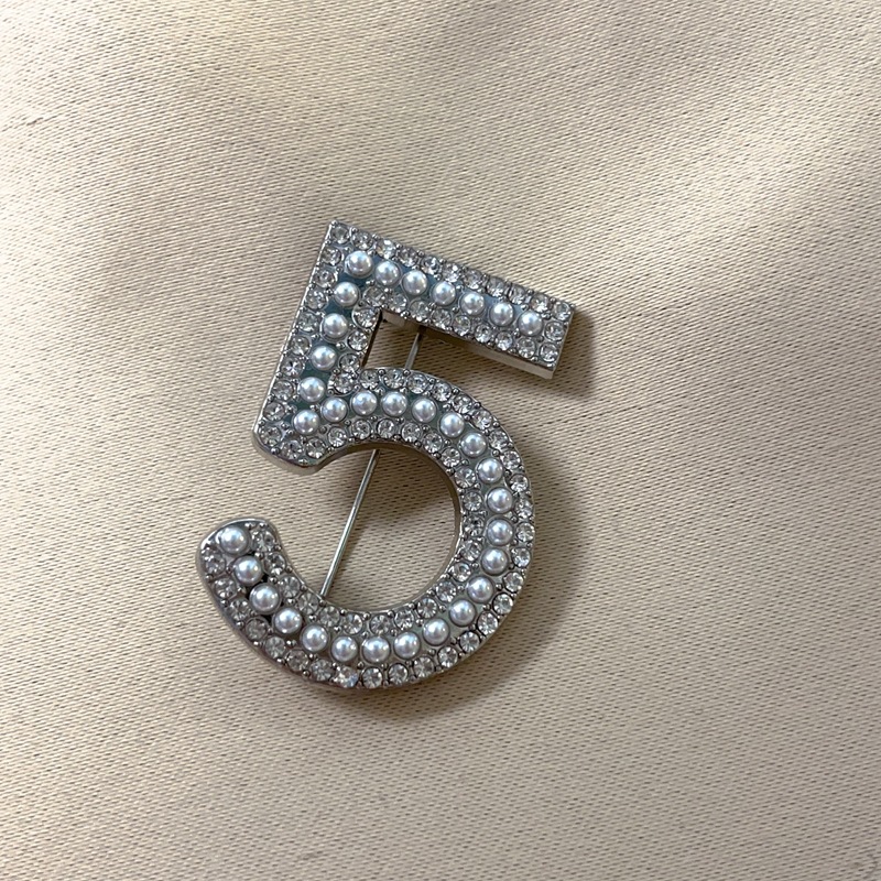Broche personnalisée enveloppée de cuir numéro 5 en diamant clouté d'étoiles, exagérée et minimaliste, accessoire de luxe léger_voghion.com