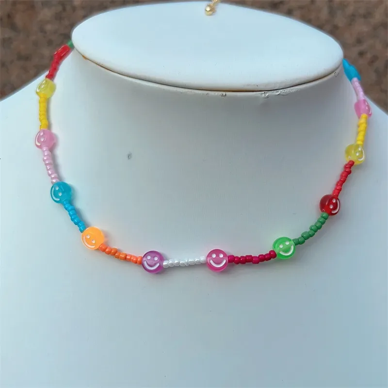 Kette bunt für Frauen Mode handgefertigt Daisy Blume Lächeln Charms Perlen Halsband Kunststoff Perlen Halskette Boho Schmuck_voghion.com