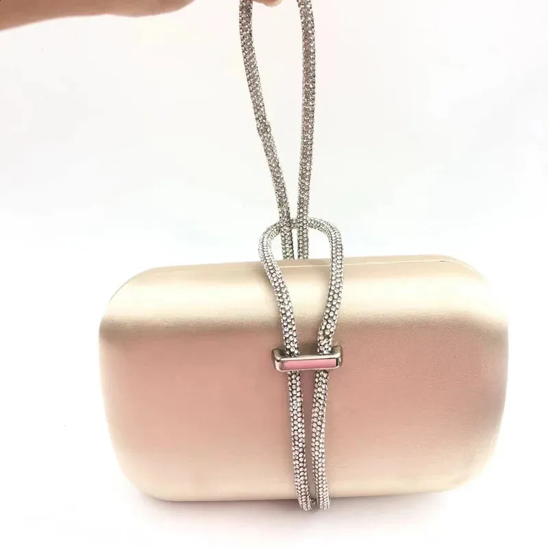 Elegante borsa da sera per donna clutch in seta per damigelle_voghion.com