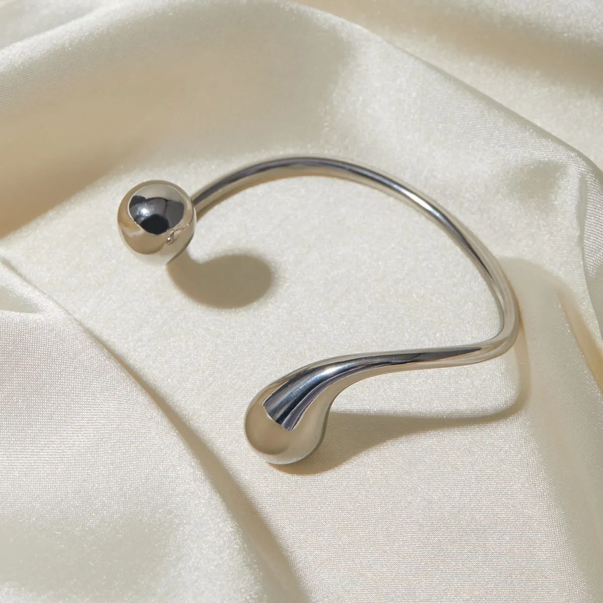 Bracciale con apertura asimmetrica in acciaio inossidabile placcato oro per donna, fabbrica di gioielli alla moda e versatile all'ingrosso_voghion.com