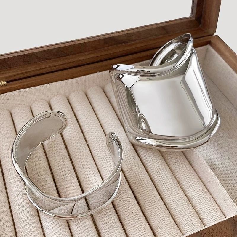 Bracciale rigido donna in metallo ondulato - bangle geometrico_voghion.com