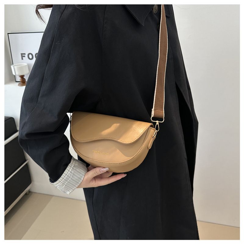 Doku ve Mod 2024 Lässig Einfarbig Neue Frühjahr Abdeckung Breiter Riemen PU Einzelner Schulter Crossbody Sattel_voghion.com