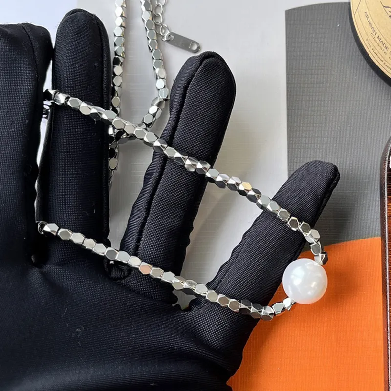 Colar com corrente de pérolas para mulher joia designer_voghion.com