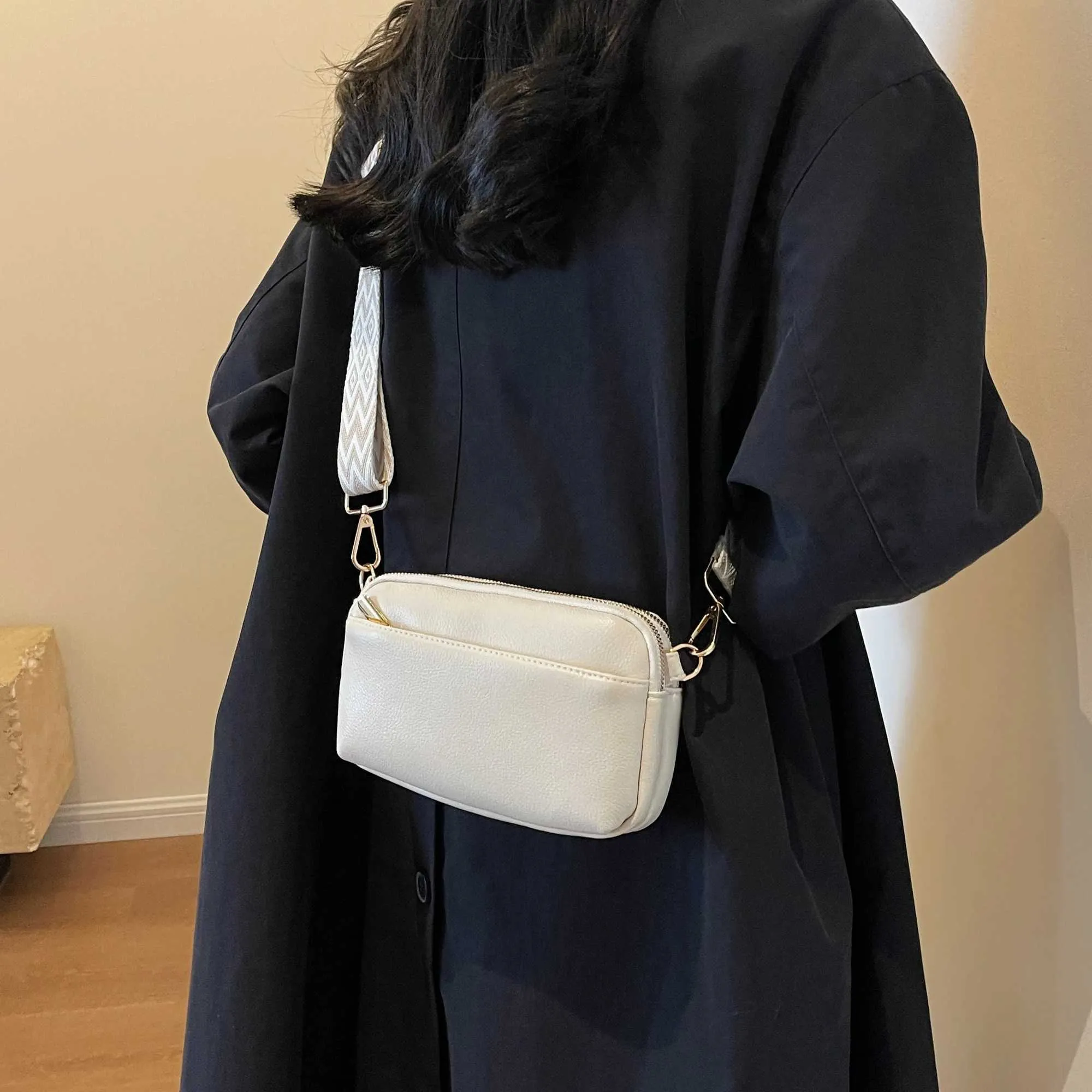 This Is a Super Practical Messenger Bag Fashion Wide Shoulder Strap Design Suitable for Going Out Shopping_voghion.com