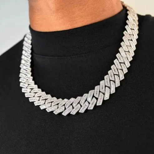 Catena da rapper ghiacciata a maglie cubane da uomo in moissanite con diamanti tondi e baguette premium da 20 mm, disponibile dall'India_voghion.com