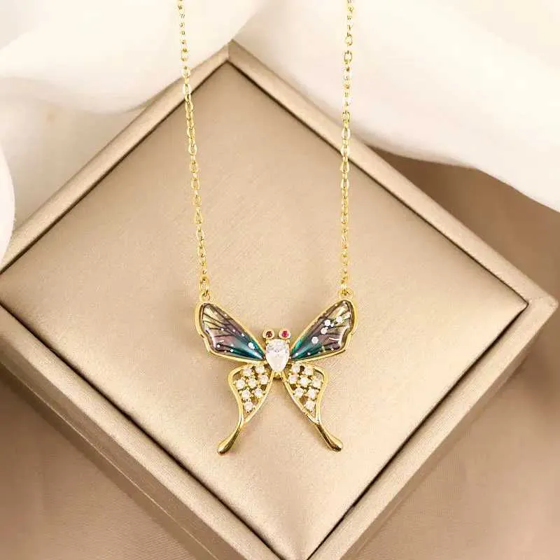 Collane con ciondolo classiche personalizzate con micro-decorazioni, collana con ali di farfalla colorate, alla moda e affascinante_voghion.com