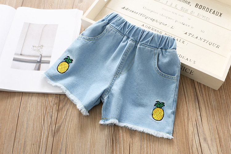 Madre y niños Pantalones cortos de mezclilla para niñas Verano 2024 Nuevos niños grandes para niños con estilo bordado corazón rojo pantalones prendas de vestir exteriores pantalones versión coreana_voghion.com