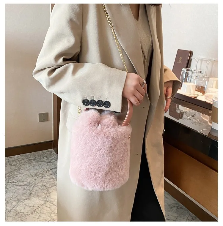 Sac à main en peluche avec cordon de serrage et boule de laine antivol, sac à bandoulière à une épaule, sac seau à la mode pour femmes 240820_voghion.com