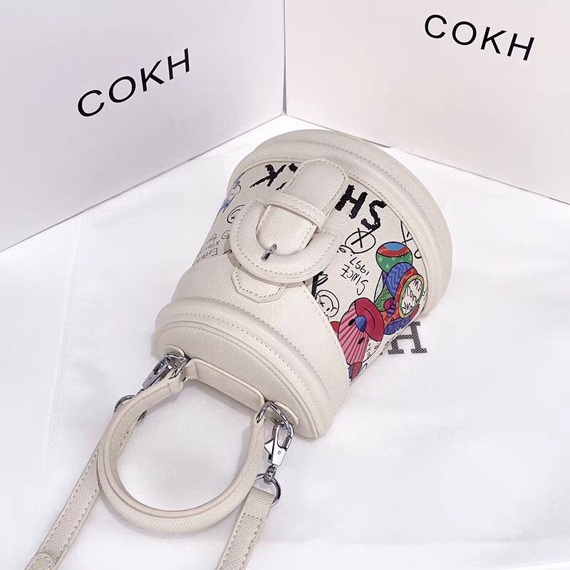 Hong Kong kauf echtes leder frauen taschen 2022 neue mode bär graffiti umhängetasche tragbare eimer tasche sommer_voghion.com