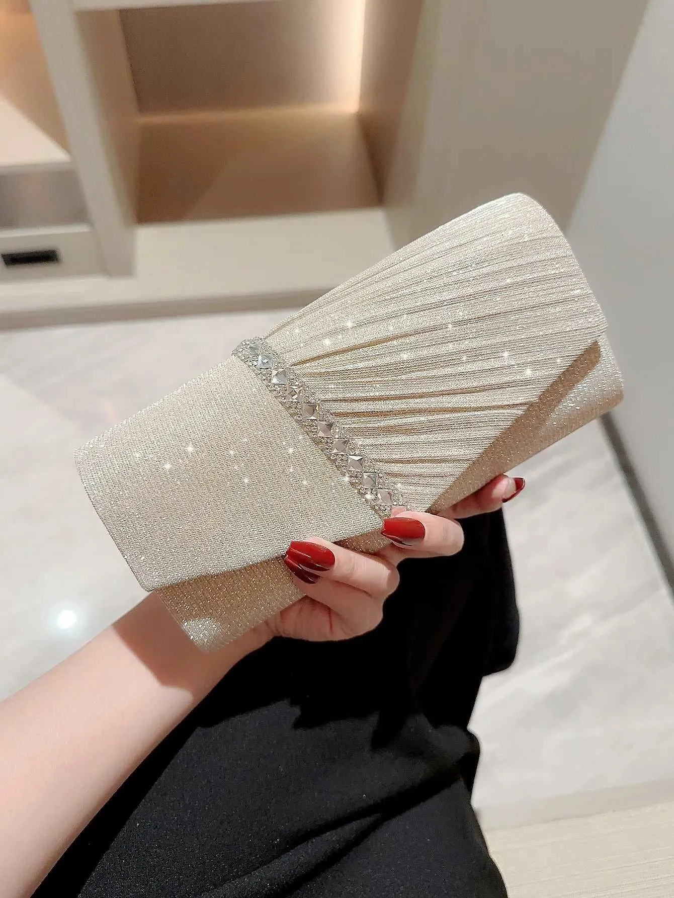 Pochette da sera da donna con tracolla a catena diagonale in pietra renana lucida, con lettera, per banchetto, 2024 Y241019_voghion.com
