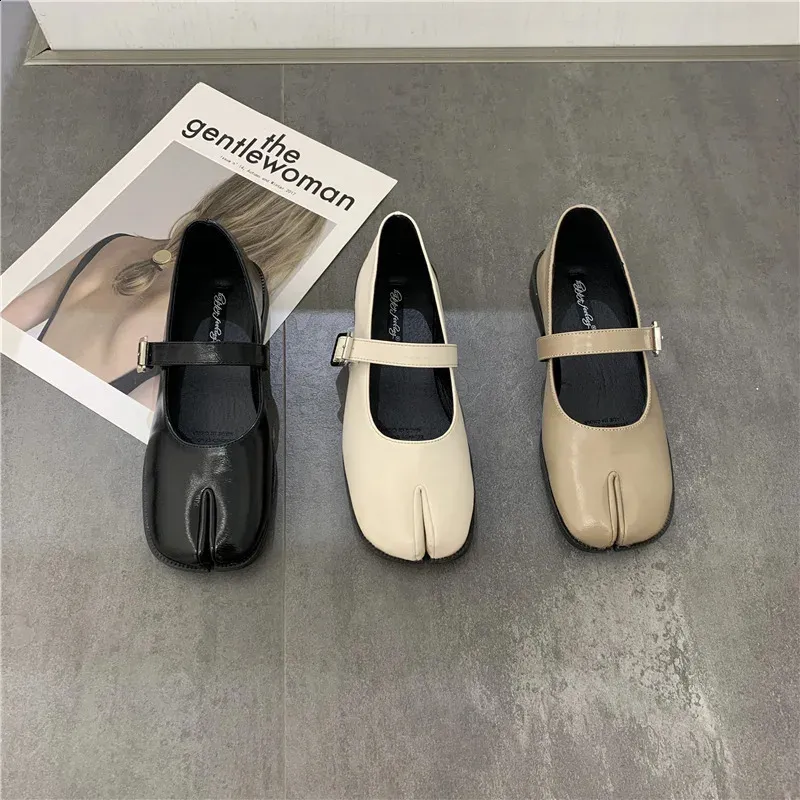 Novelty Split Toe Mary Jane Flat Shoes For Women In Leather_voghion.com