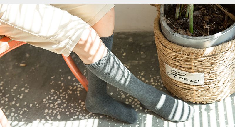 Herfst en nieuwe heren katoenen hoog geborstelde effen kleur warme lange winter dikke badstof sokken groothandel_voghion.com