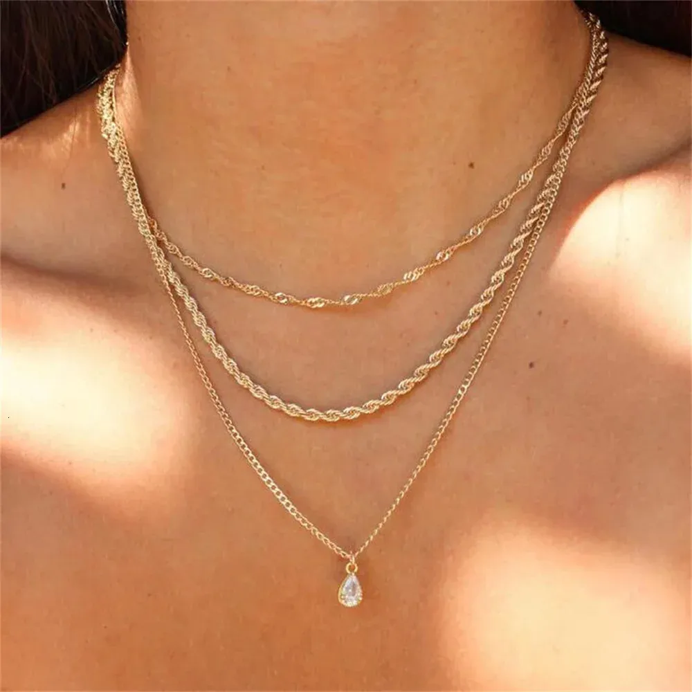 Collier multicouche avec pendentif pièce jésus marie doré_voghion.com