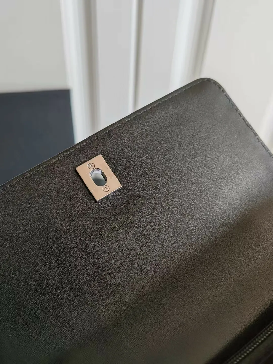 Hochwertige Designer-Handtaschen im 1:1-Design mit Klappe und echtem Kalbsledergriff oben, silberfarbene Metallschnalle, Haspenkette, Umhängetaschen_voghion.com