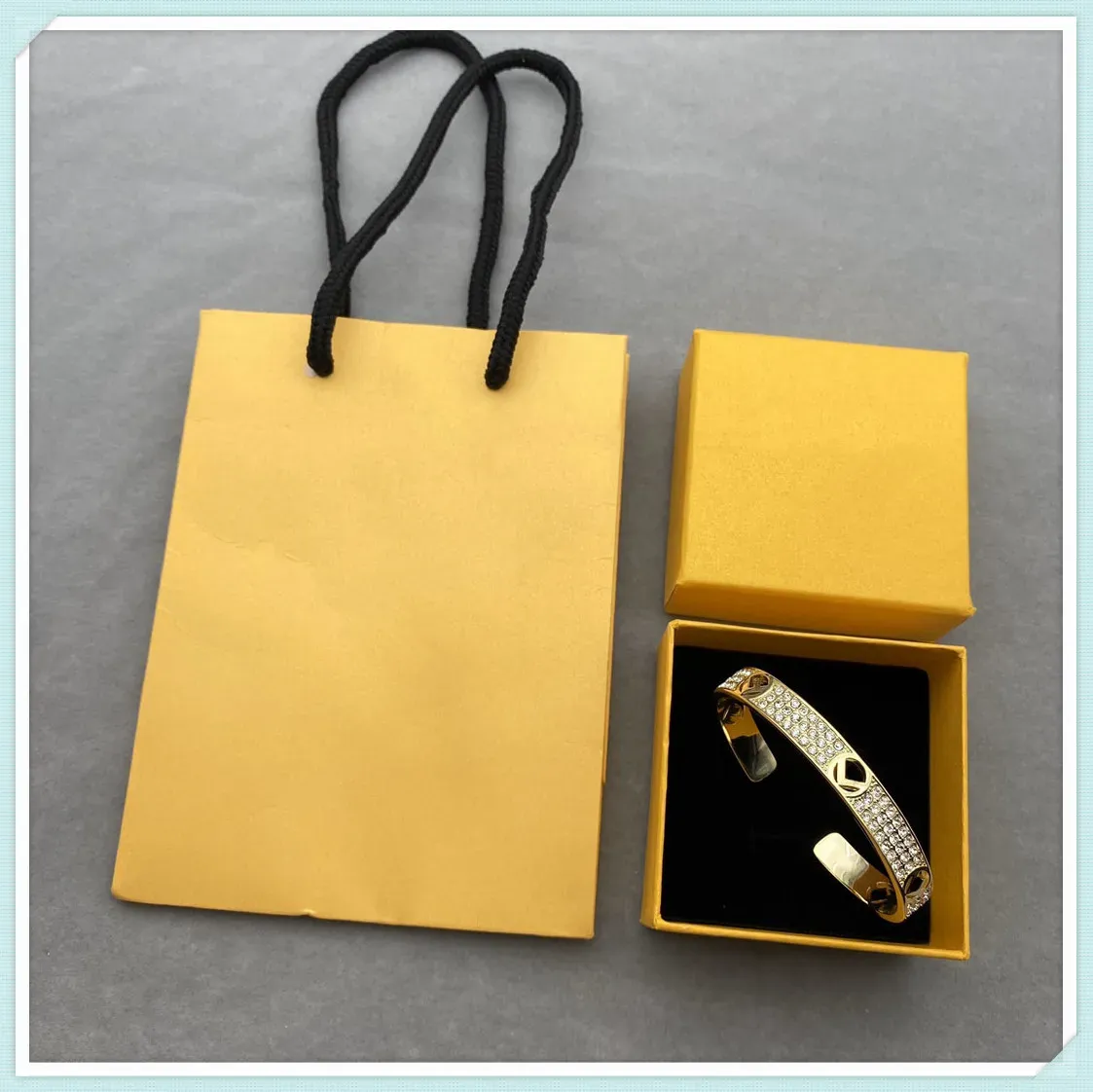 Pulsera de diseñador de moda para hombres y mujeres, regalos casuales para fiestas, pulseras de diseñador para mujeres, pulseras de oro para hombres, caja de joyería para bodas_voghion.com