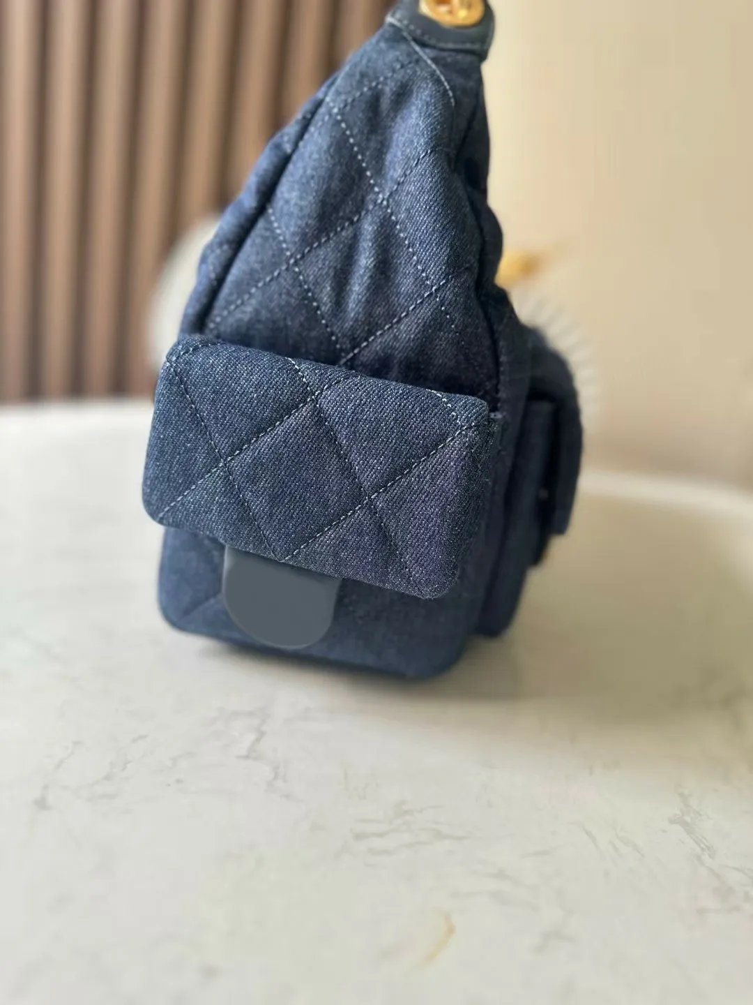 Borsa a tracolla in denim blu scuro, quattro tasche, stile hippie, di alta qualità, in tessuto morbido, con finiture dorate e chiusura con cerniera, catene pesanti._voghion.com