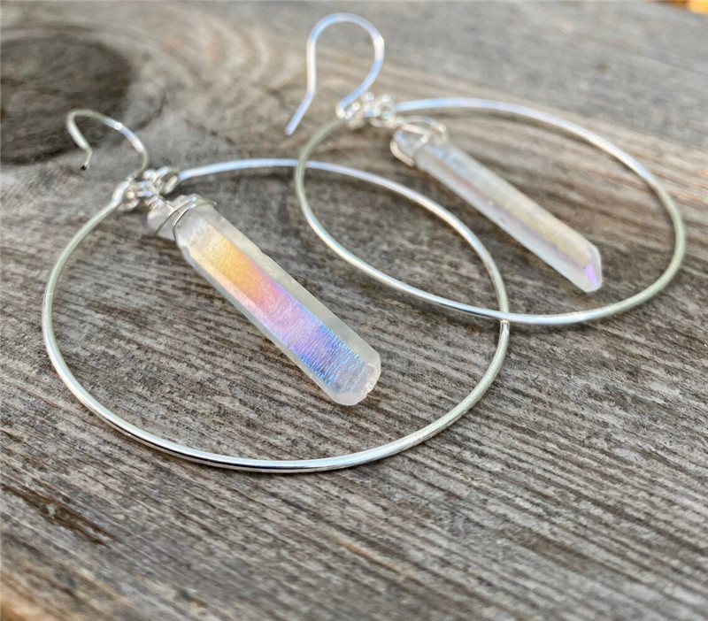 Grandi orecchini ad anello con cristalli colorati irregolari e orecchini a gancio_voghion.com