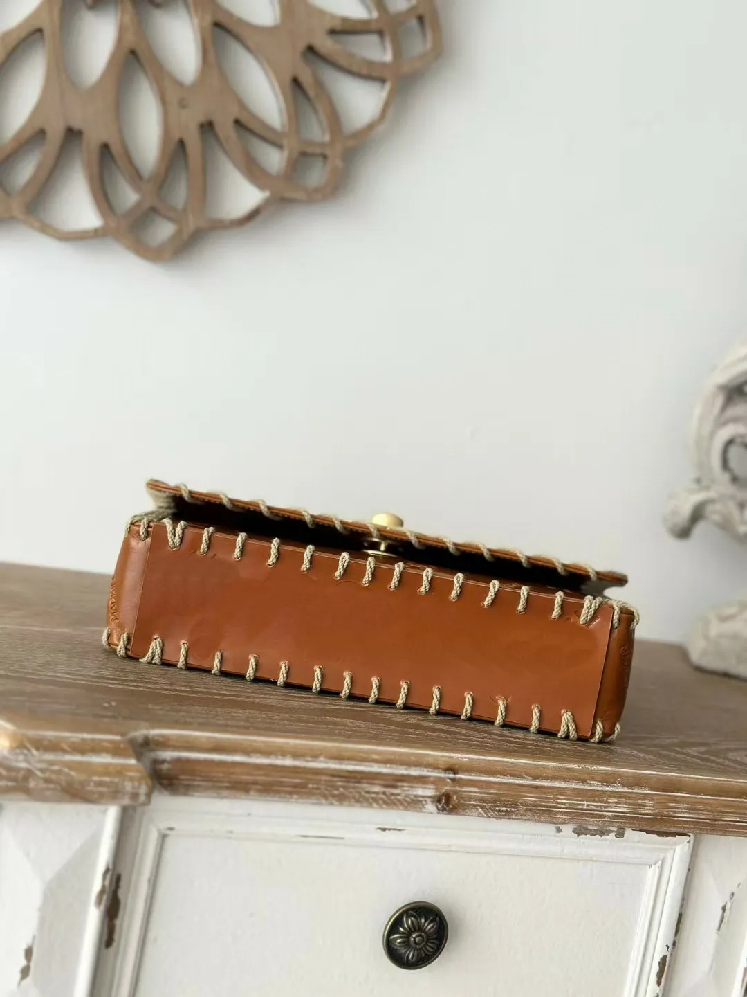 Braune Handtaschen: Western-inspirierte Flap Bag mit Harzdetails & goldener Schnalle, Vintage Designer Schulterhandtaschen_voghion.com