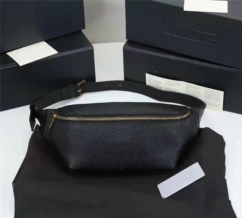Borsa a tracolla in vera pelle di caviale con finiture dorate e tracolla regolabile_voghion.com