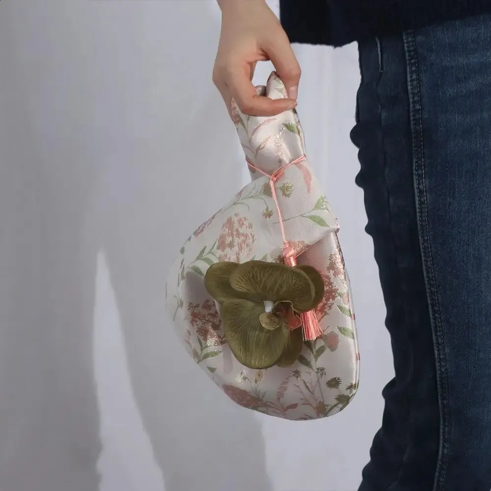 wer Anhänger Mittagessen Kosmetik Handtasche im chinesischen Stil Quaste Knoten Handgelenktasche Kleinteiltasche Cheongsam Zubehör 241120_voghion.com