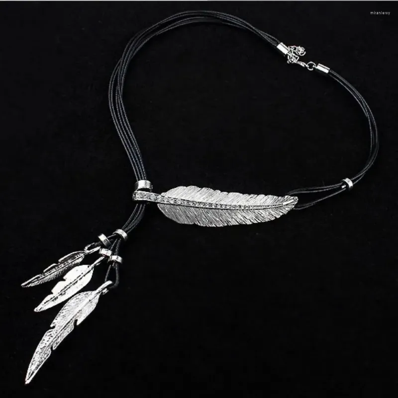 Collana con ciondolo piuma vintage stile bohémien gioielli_voghion.com