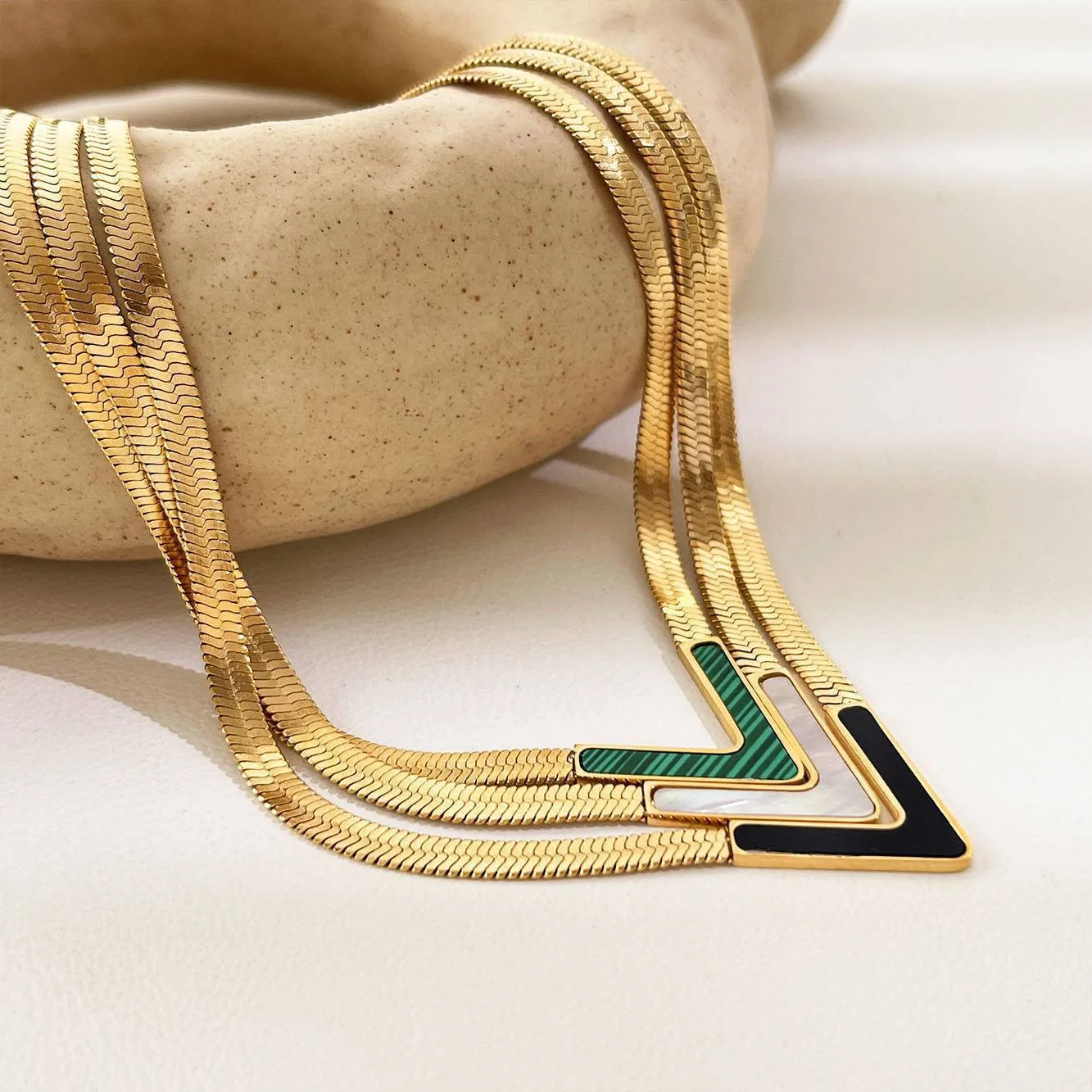 Collana moderna in acciaio inossidabile placcato oro con catena piatta a serpente, impermeabile, con conchiglia di malachite verde_voghion.com