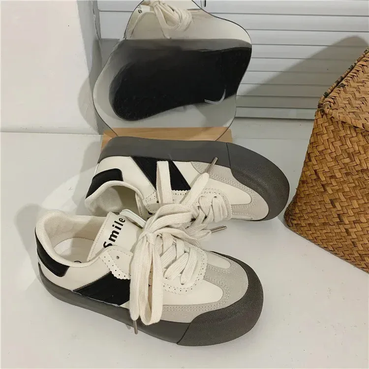 Women's Casual Sneakers Vintage Versatile Flat Shoes Black White_voghion.com
