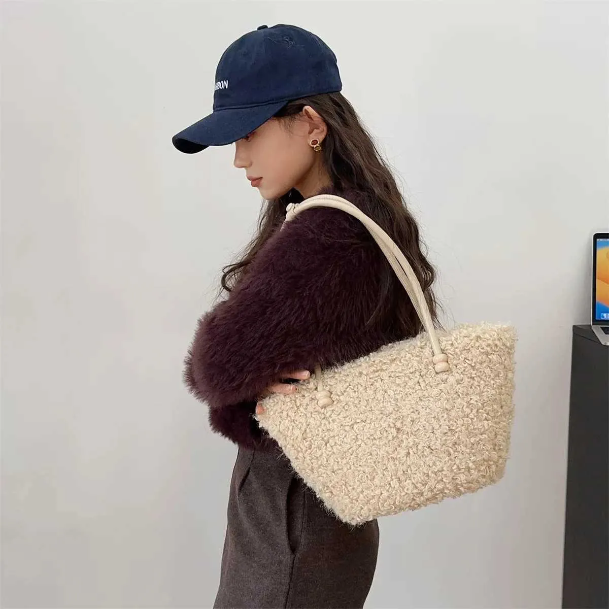 Bolso de hombro de felpa para mujer, de moda, liso, suave, informal, de lana de cordero, de gran capacidad, ligero, para uso diario._voghion.com
