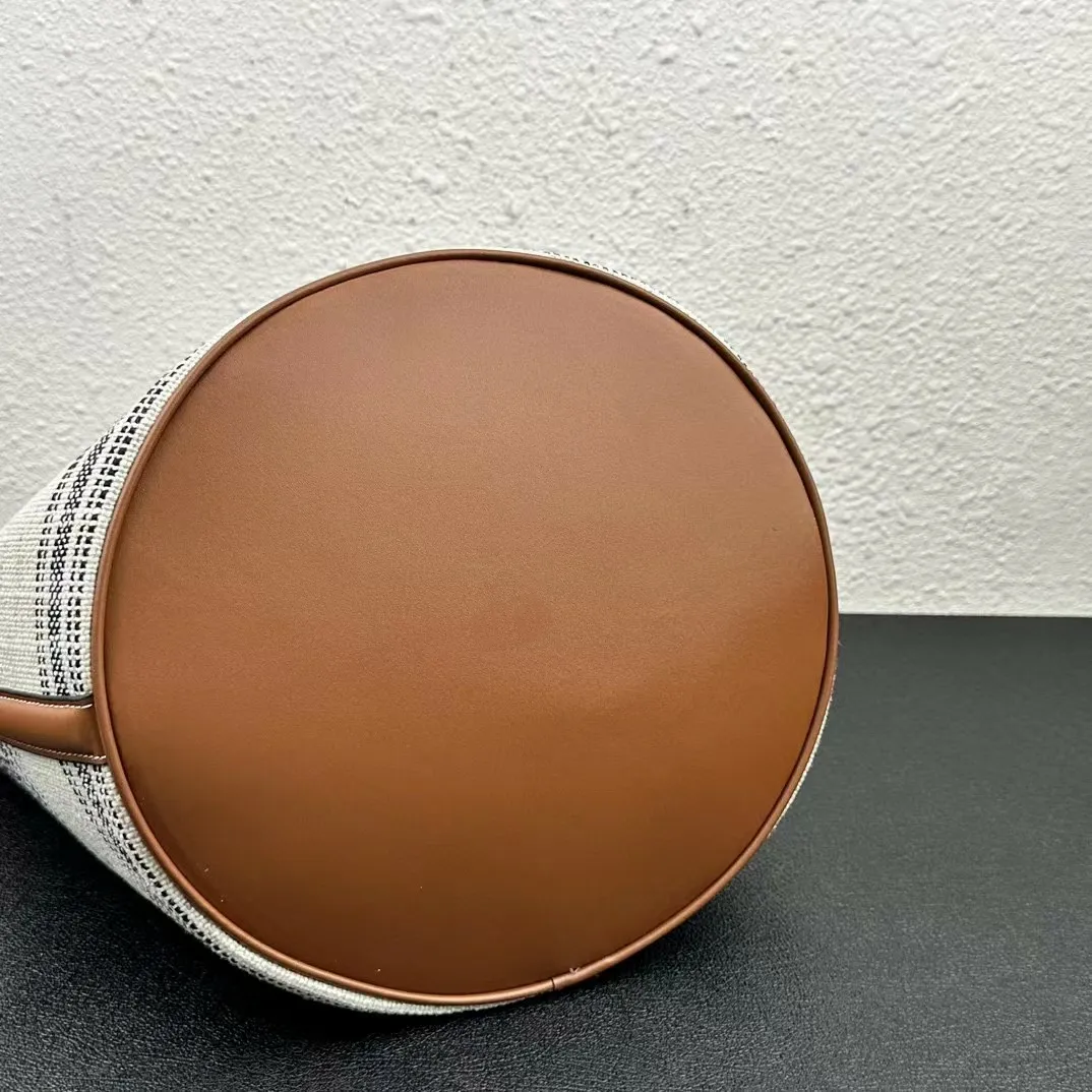 Borse firmate grigie: borsa a secchiello in tela a righe con dettagli in pelle e tracolla lunga regolabile_voghion.com