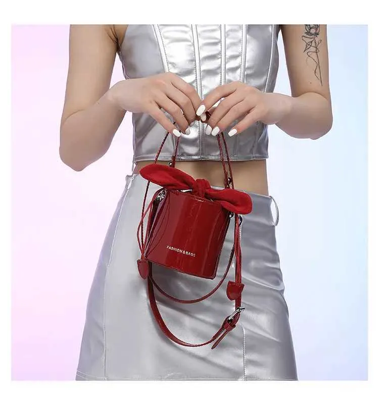 Mini Exquisite Weinrot Hochglanzlack Oberfläche Umhängetasche 2024 Neue Schleife Drstring Unterarm Taschen High Street Lippenstift_voghion.com
