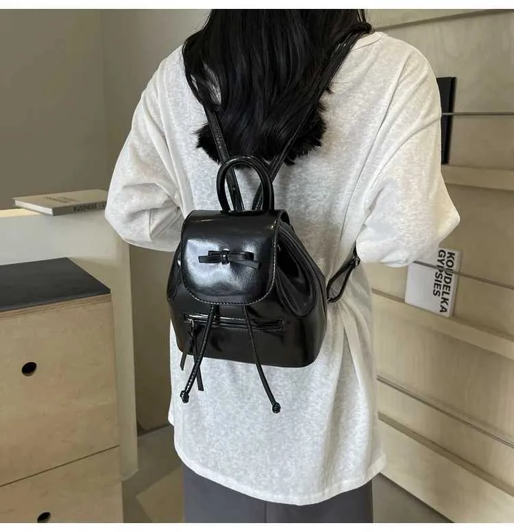 Mochila feminina sólida com aba e laços, mini bolsas de ombro, versátil, feminina, grande capacidade, bolsas de couro, casual, estudante_voghion.com