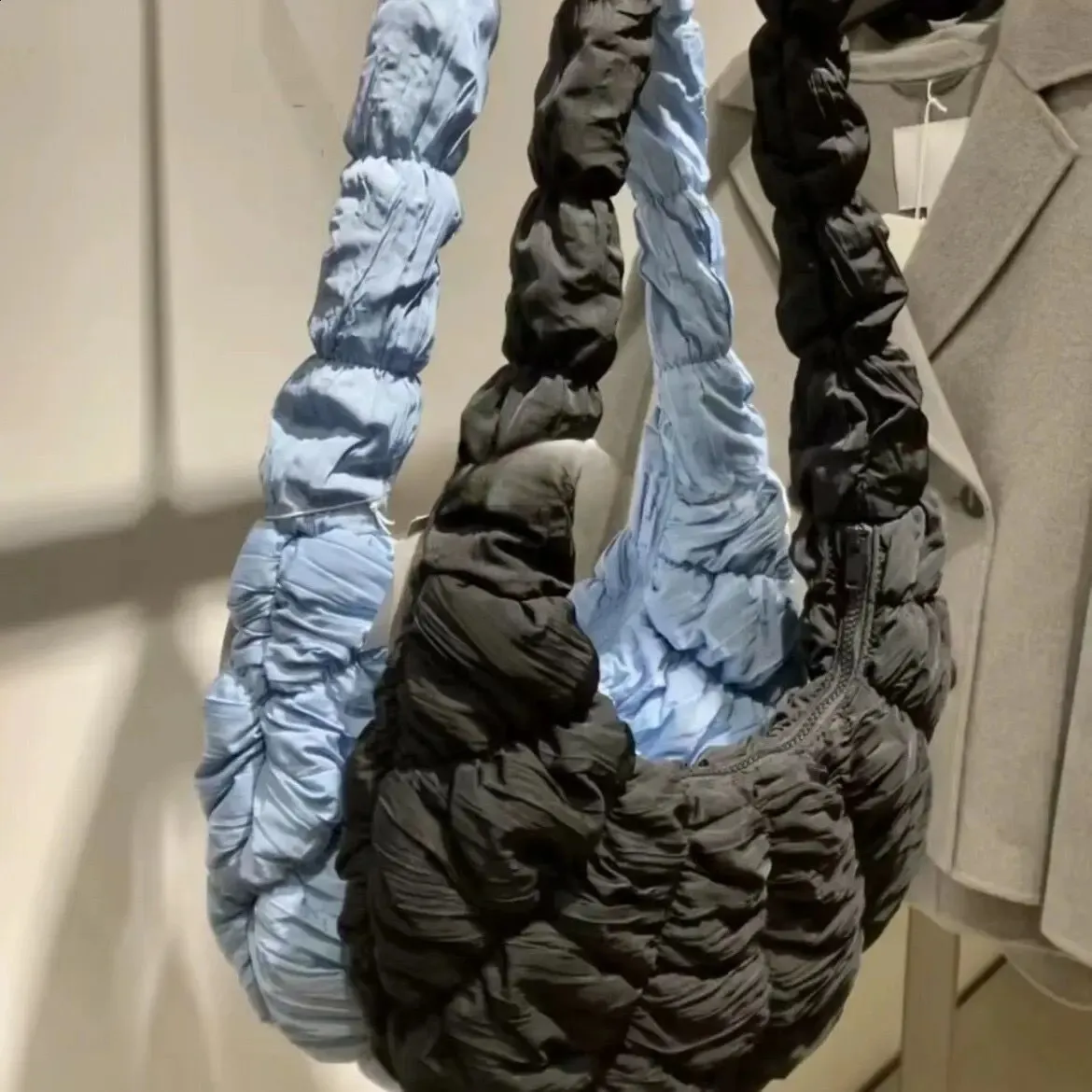 Gesteppte Schultertasche im koreanischen Stil, bauschige, weiche Hobo-Taschen mit gerüschtem Muster in Wolkenform für Damen, Croissant-Umhängetasche 2024 240723_voghion.com